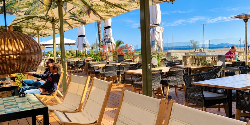 Op terras bij Enjoy it Empuriabrava