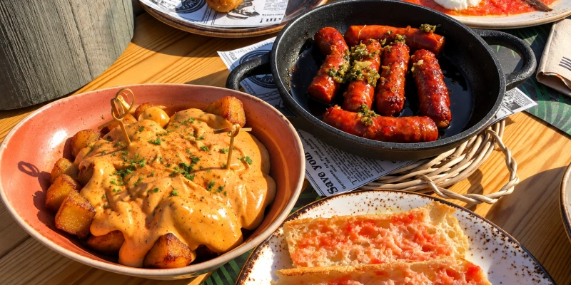 Zonnige spaanse tapas op tafel